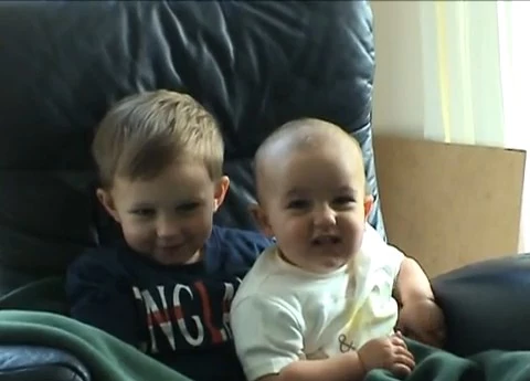 ScreenHunter_03 Oct. 18 23.14 Charlie bit my finger kids