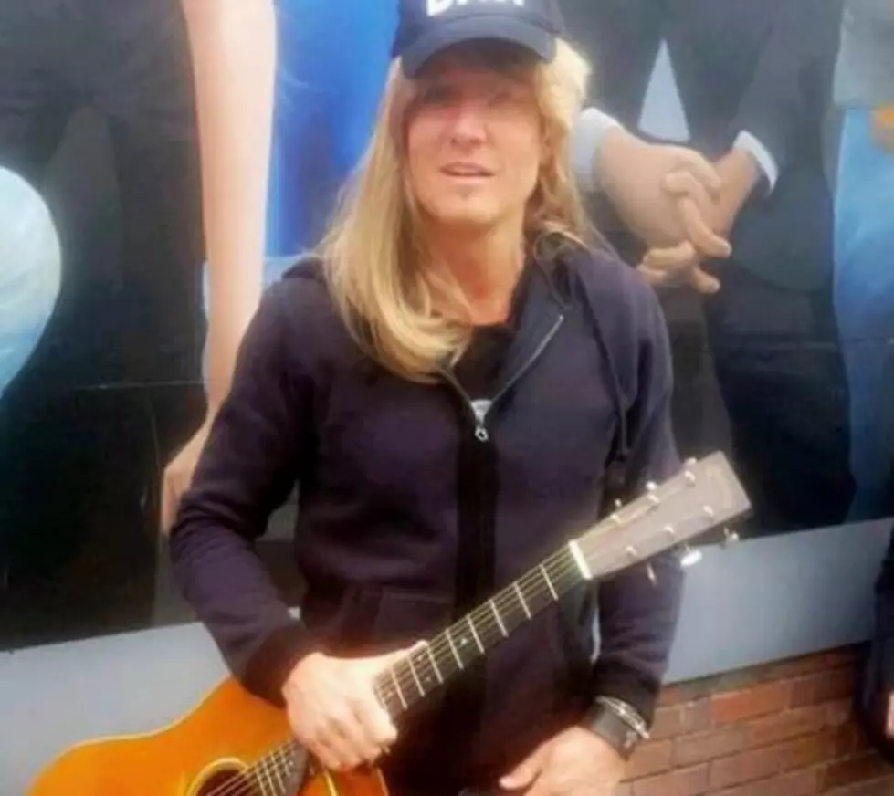 WATCH: Keith Urban Disguises Himself + Plays On Broadway