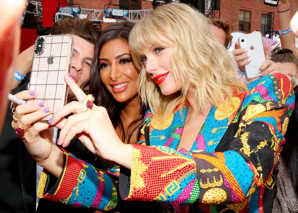 Get A Picture With Taylor Swift In Niagara Falls